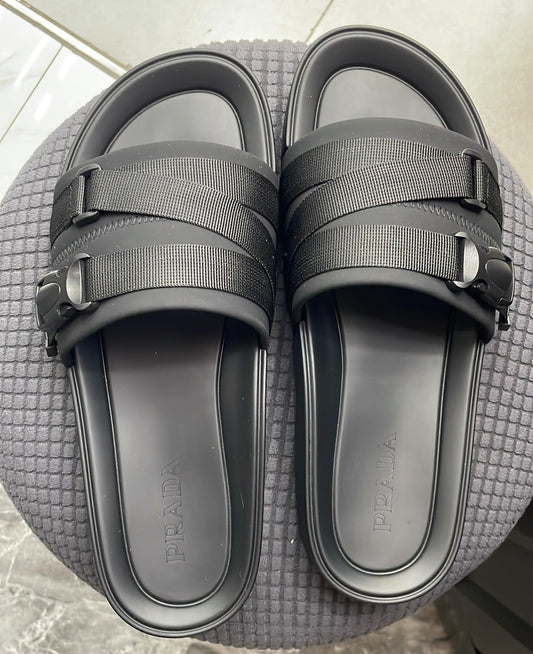 Chinelo preto mordeno