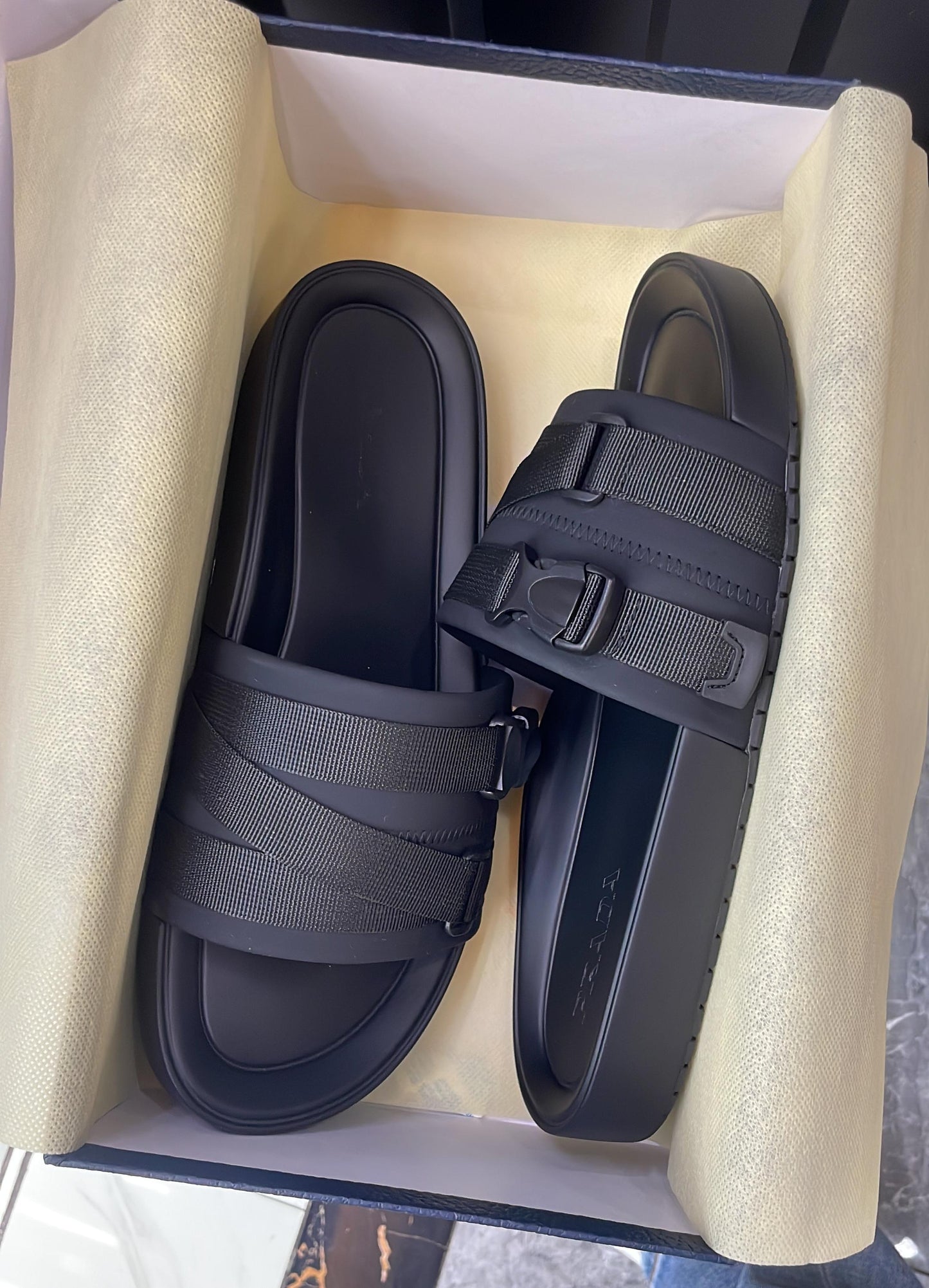 Chinelo preto mordeno