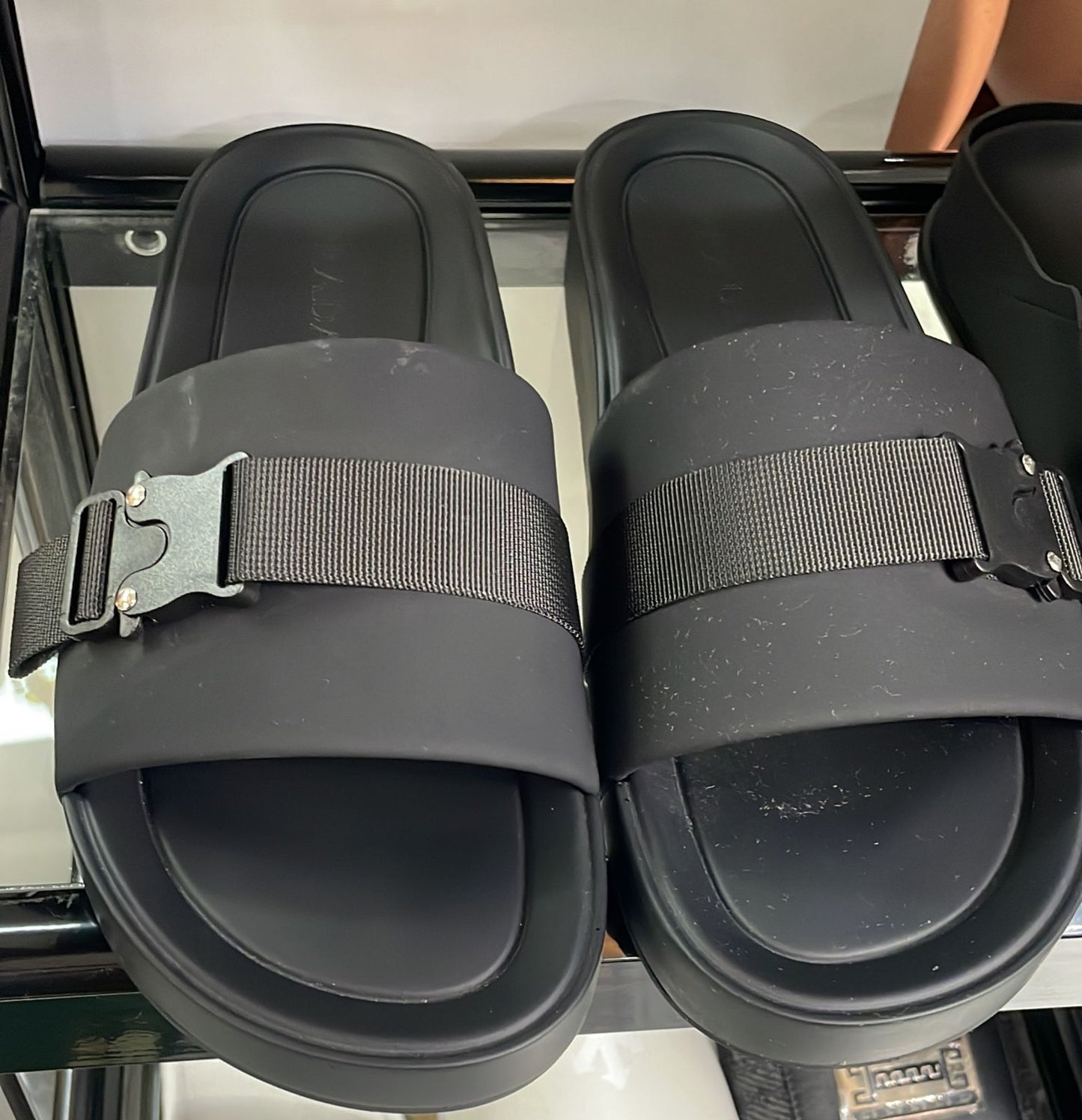 Chinelo preto mordeno
