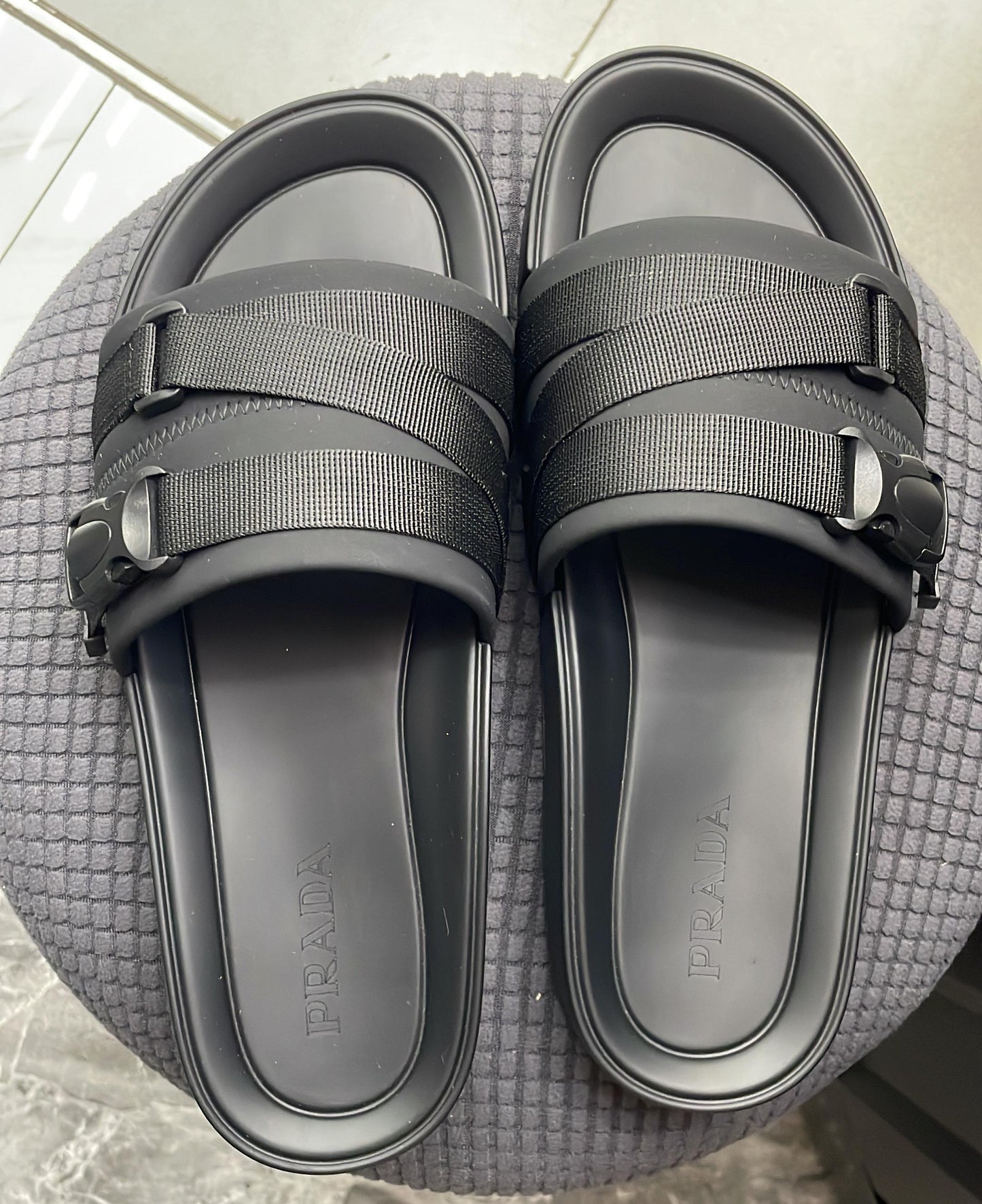 Chinelo preto mordeno